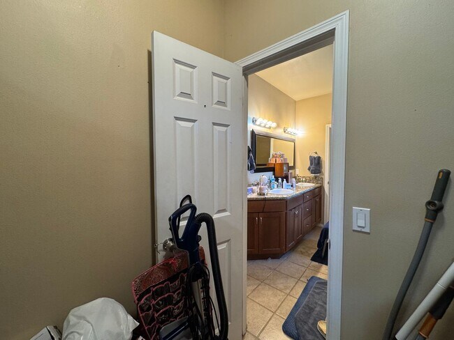 Building Photo - 3 Bedroom, 3 Bathroom House - Walking distance to the beach