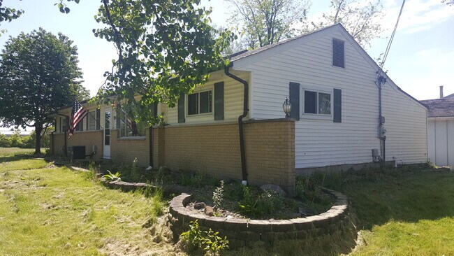 Building Photo - 21 E Romeo Rd