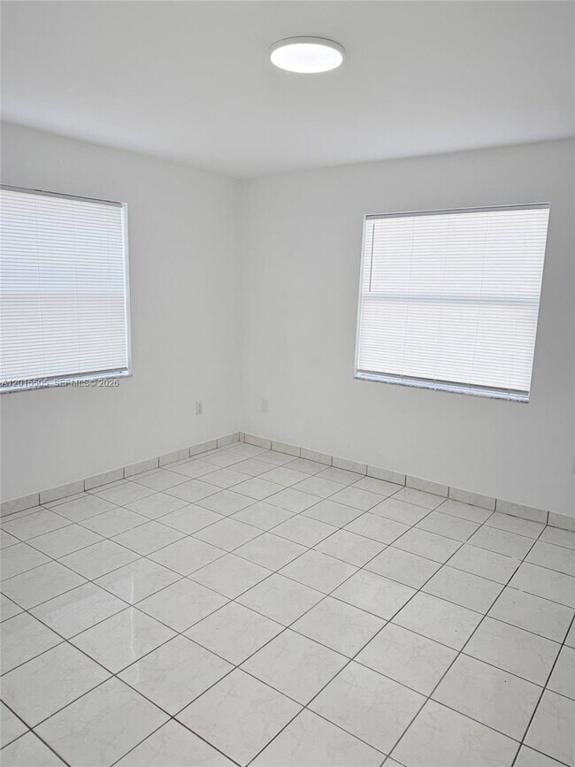 Building Photo - 2645 SW 28th Ct