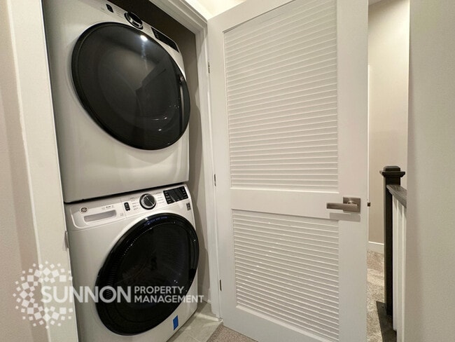 Building Photo - 3BR Townhome with Rooftop Deck in LoSo