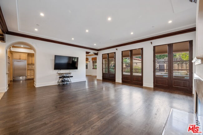 Building Photo - 305 N Palm Dr