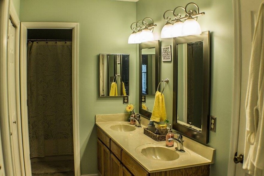 Building Photo - 507 Woodland Park Cir