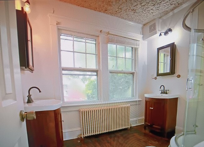 Building Photo - Minutes to Campus / 5 Bedroom / 2 Bathroom