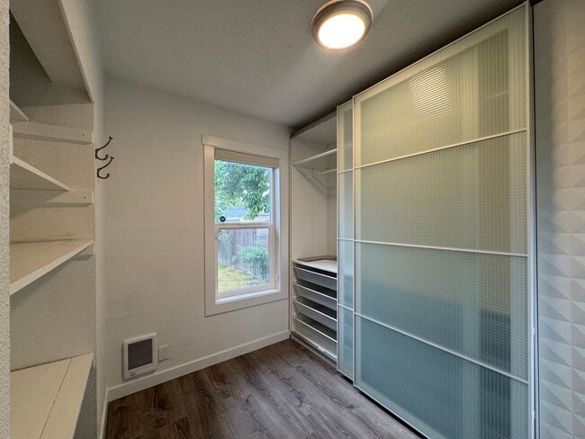 Building Photo - 527 S 50th St