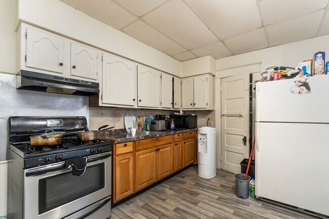 Building Photo - ? Spacious 3-Bedroom Home in Allentown – M...