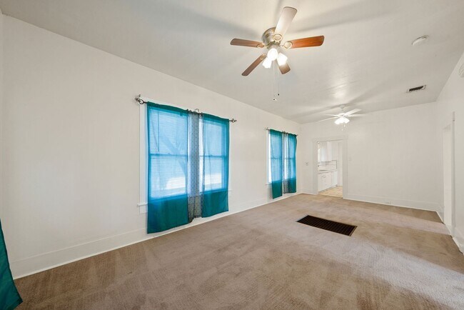 Building Photo - 906 S Gevers St