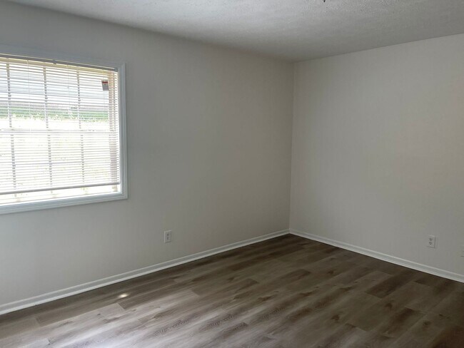 Building Photo - Modern 2-Bed, 1-Bath Oasis with Central Ai...
