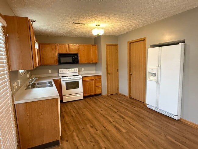 Building Photo - Charming 3 bedroom, 2.5 bath home located in Lehner Woods