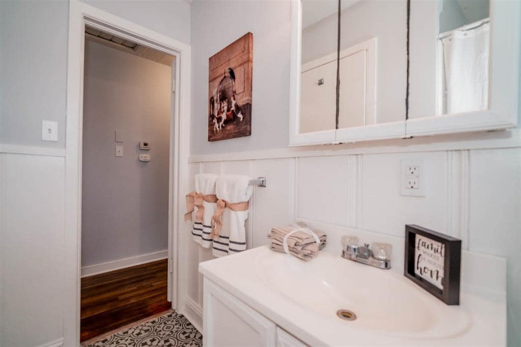 Full Bath - 812 Glencrest Ln