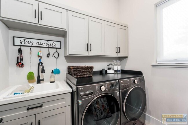 Building Photo - 100 Torrey Pines Dr