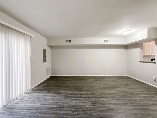 Building Photo - COMING SOON! Charming 2-Bed, 1.5-Bath Retr...
