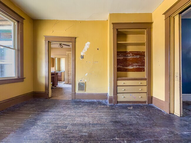 Building Photo - 1136 Reservoir Ave