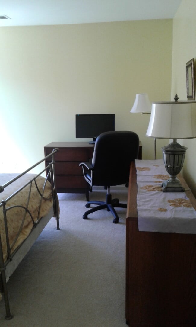 Building Photo - 1982 Brooke Farm Ct