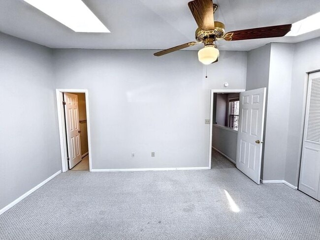 Building Photo - Charming 2-Bedroom Home with Modern Amenit...