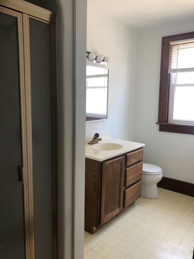 Building Photo - 811 W Adams Rd