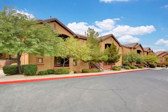 Building Photo - Beautiful downstairs 3 bdrm 2 Bath Condo w...