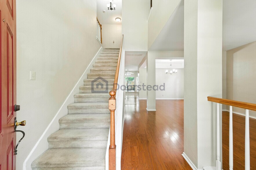 Building Photo - 2326 Oak Castle