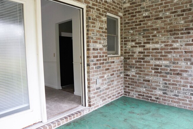 Building Photo - Two Bedroom Townhome!