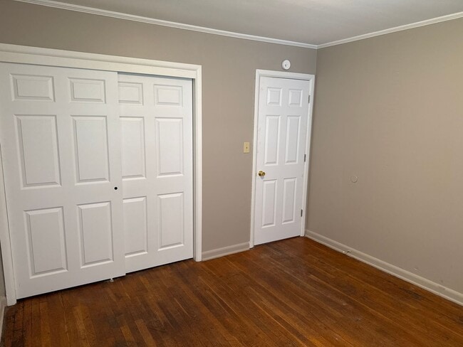 Building Photo - Nice 2 Bedroom 1 Bath bungalow! Garage! $795