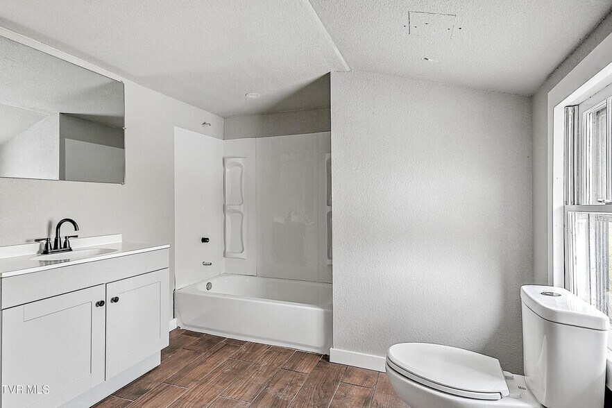 Building Photo - 1570 Granby Rd