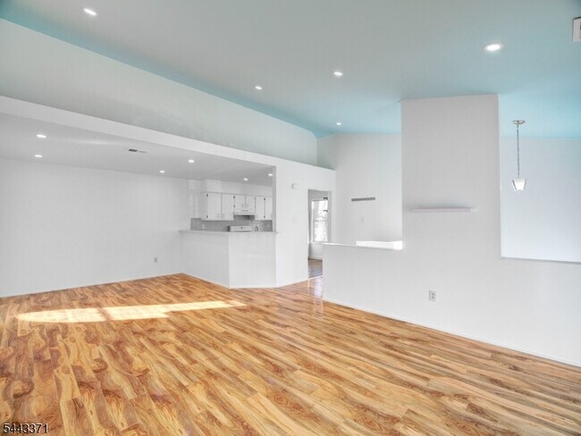 Building Photo - 142 Harvest Ln