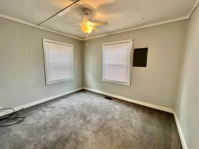 Building Photo - 1211 Dickson Ave