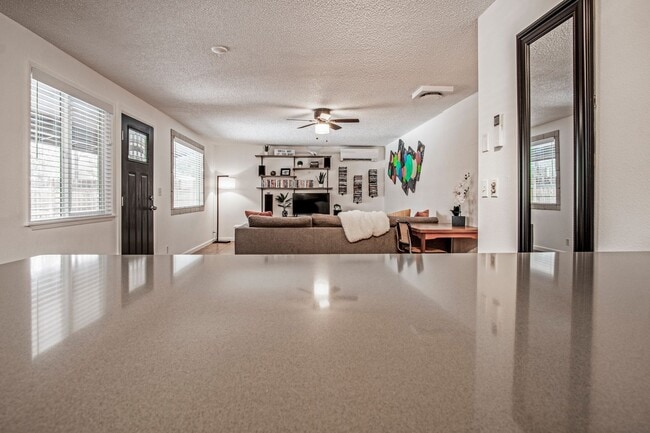 Building Photo - Fully Remodeled 3BR/1BA in the Heart of Bend