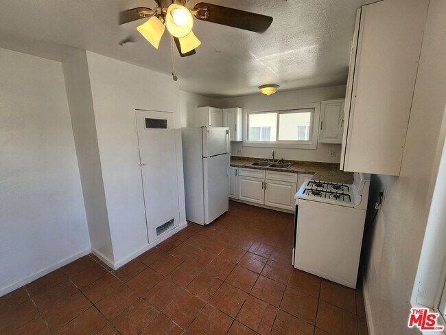 Building Photo - 1499 W 35th Pl