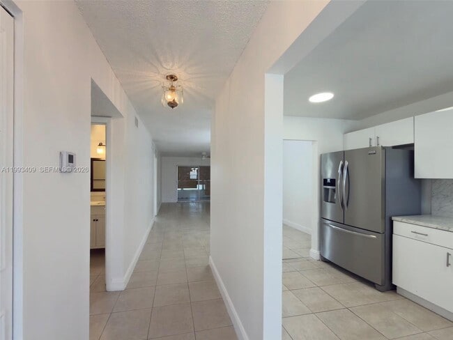 Building Photo - 609 S State Rd 7