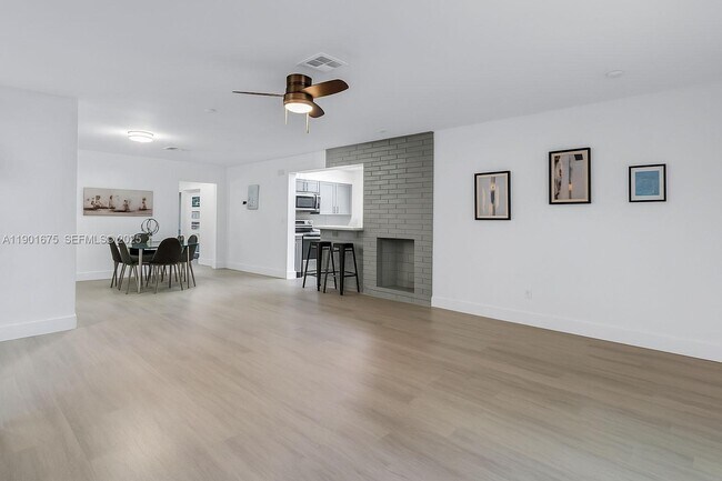 Building Photo - 230 NE 2nd Pl