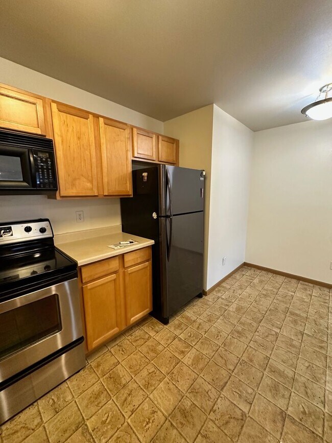 Building Photo - Lovely 2 bedroom 1.5 bath condo