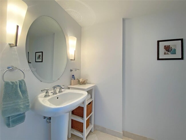 Building Photo - 1200 Holiday Dr