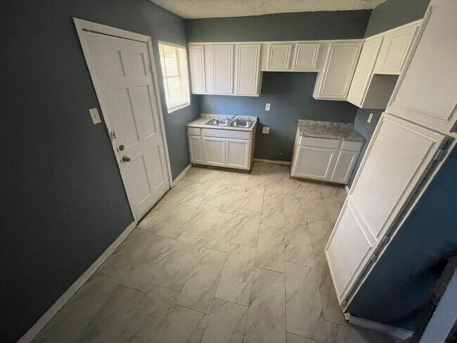 Building Photo - 2 Bed 1 Bath