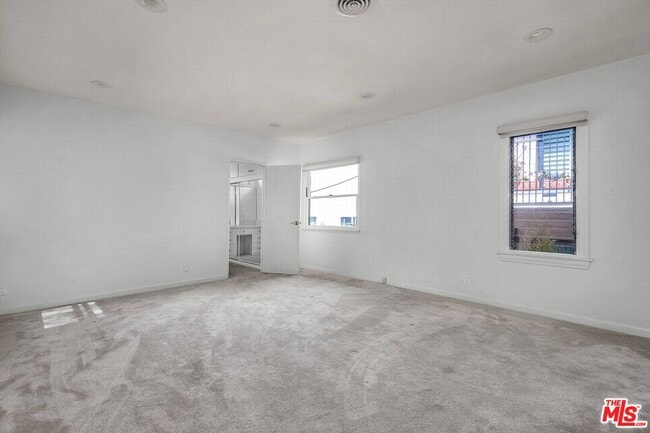 Building Photo - 157 S Elm Dr