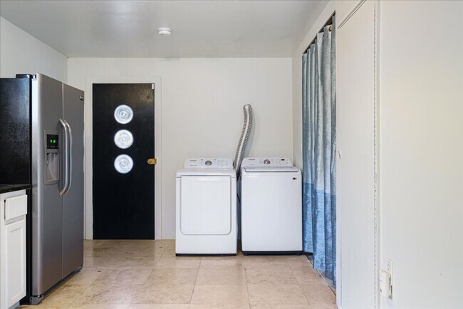 Building Photo - Amazing lot, this 2 bedroom home is updated and move in ready! A must see!