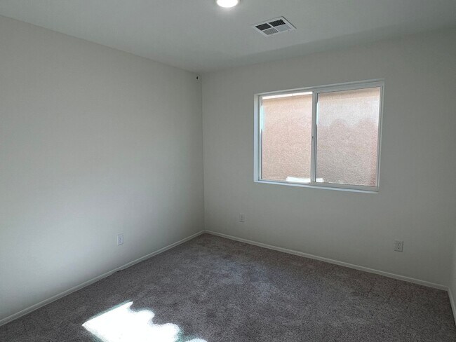 Building Photo - 3 BEDROOM TOWNHOME!