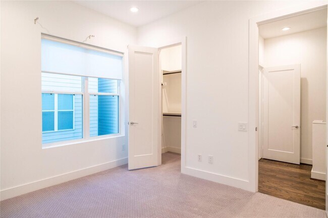 Building Photo - 5869 E Post Oak Ln