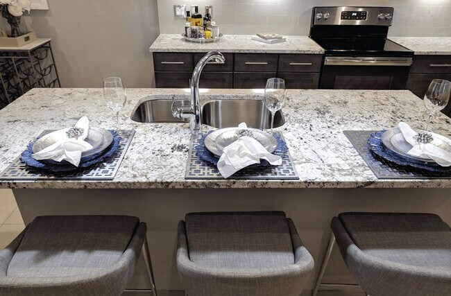 Building Photo - Ultra Luxury, Across from West End, Exquis...