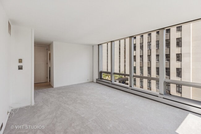 Building Photo - 1300 N Astor St