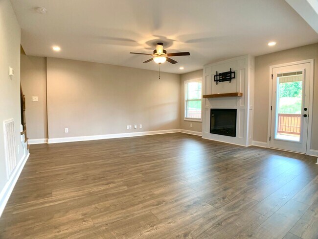 Building Photo - 733 Banister Dr