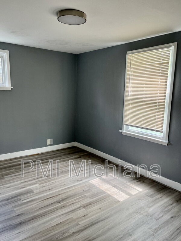 Building Photo - 1527 E Fox St