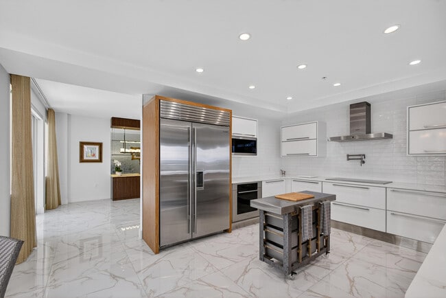 Building Photo - 155 S Ocean Ave