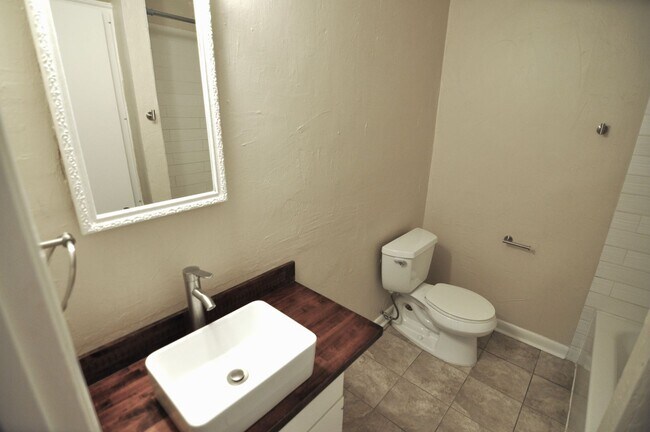 Building Photo - Beautiful Austin condo in amazing location!