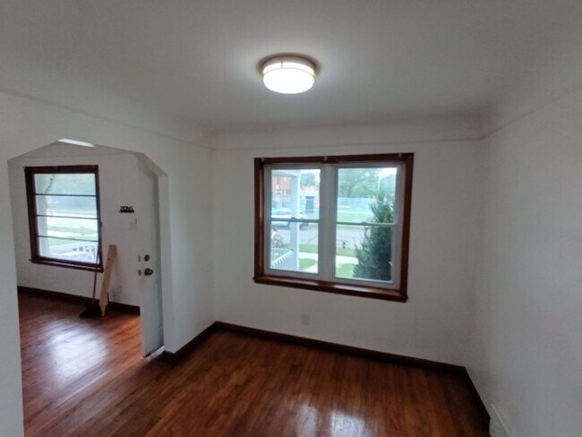 Building Photo - 3 bedroom 1.5 bath brick bungalow - AVAILA...
