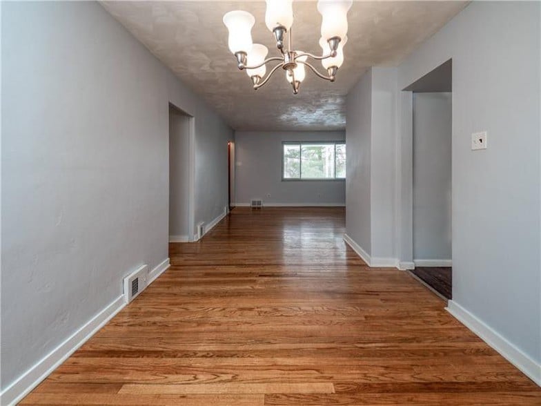 freshly painted walls throughout - 3350 Gibsonia Rd