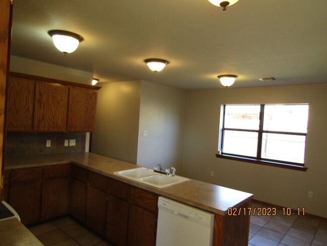 Building Photo - Crown Pointe Area!! PETS ARE NEGOTIABLE WI...