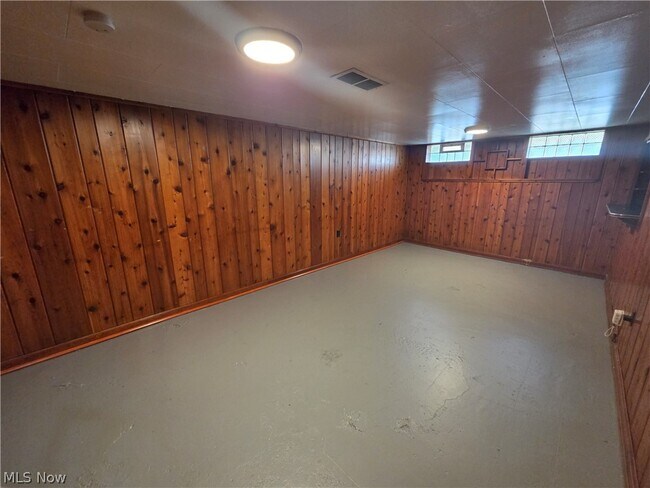Building Photo - 1361 Villa Dr