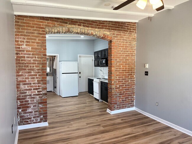Building Photo - 122 College Ave