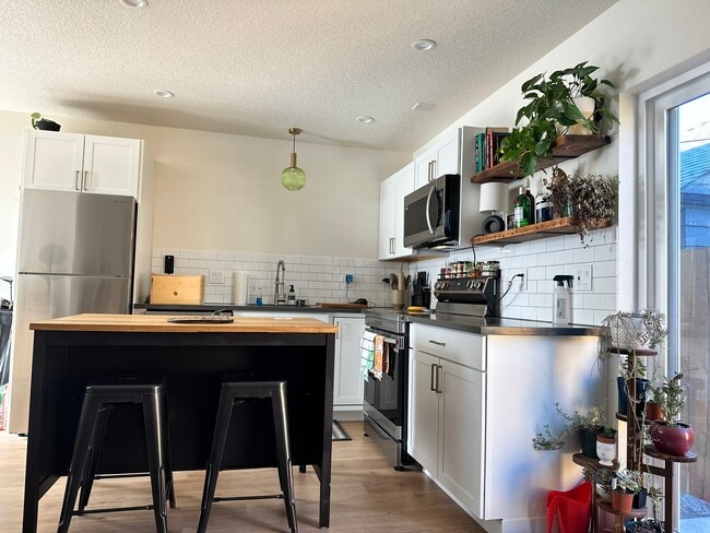 Primary Photo - 5735 NE 33rd Ave