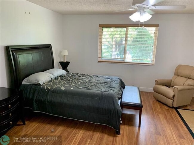 Building Photo - 9845 Riverside Dr